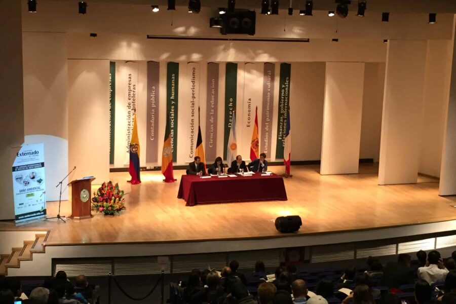 Acto de instalación. De izquierda a derecha: Dr. Mauricio Pinto, Profesor de la Universidad de Mendoza (Argentina); Dra. María Del Pilar García Pachón, Directora (E.) del Departamento de Derecho del Medio Ambiente; Dr. Juan Carlos Henao Pérez, Rector de la Universidad Externado de Colombia; y Dr. Malo Depincé, Profesor de la Universidad de Montpellier 1 (Francia)